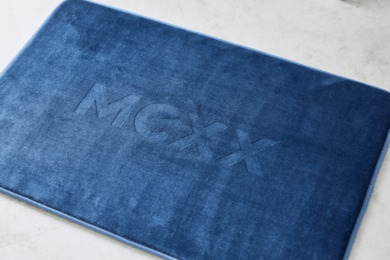 ami♡*°　1225 Ami Sweater Black with Red Logo - VIAMO